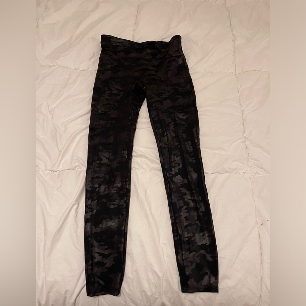 SPANX Black Camouflage Seamless , Shiny Look at Me Now Leggings .Size Large